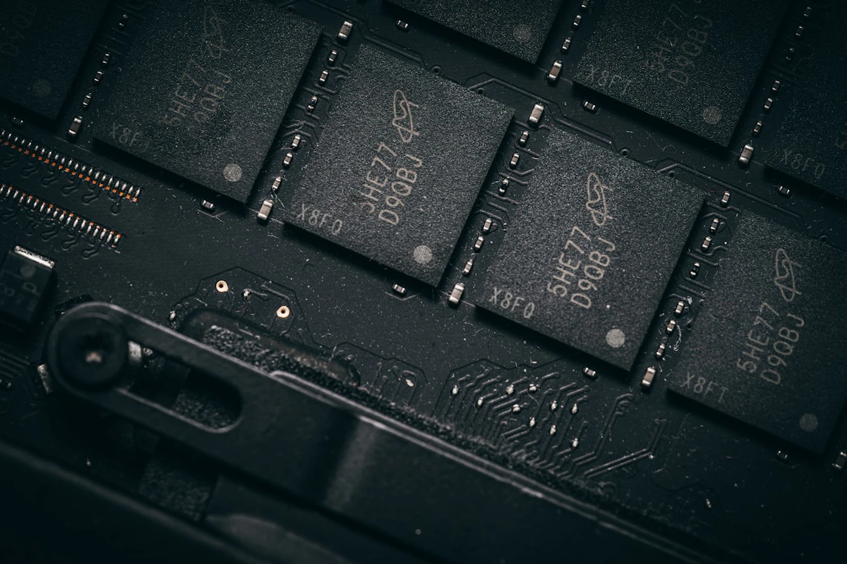 Editorial cover for CXMT’s reported Xiaomi LPDDR6 memory deal and China’s chip race