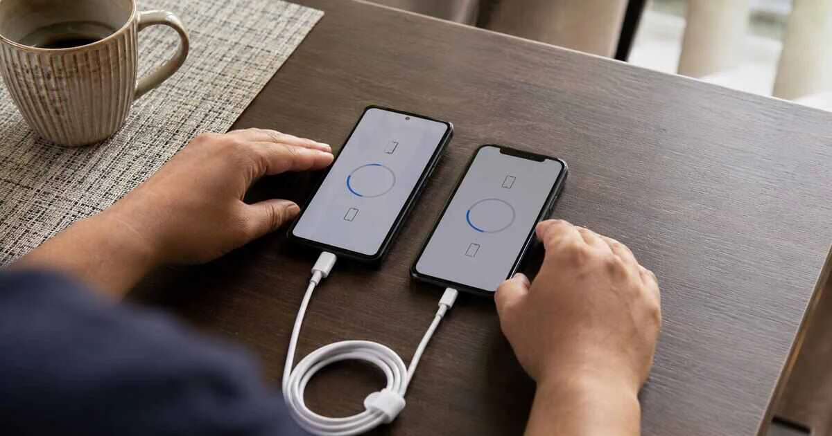Two smartphones transferring message history during a device change